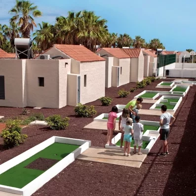 Un parcours de mini-golf extérieur aménagé entre les bungalows.