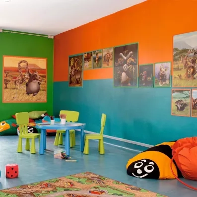 Une salle de jeux intérieure très colorée avec du mobilier adapté aux enfants.