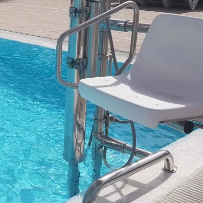 Un gros plan sur un siège permettant l'accès à la piscine pour les personnes à mobilité réduite.