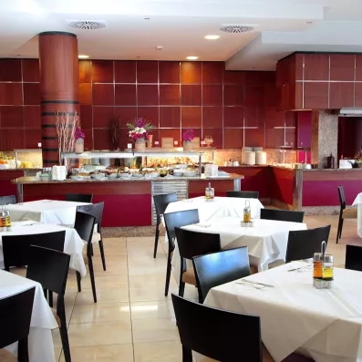 Un espace de restauration proposant un buffet frais et varié.