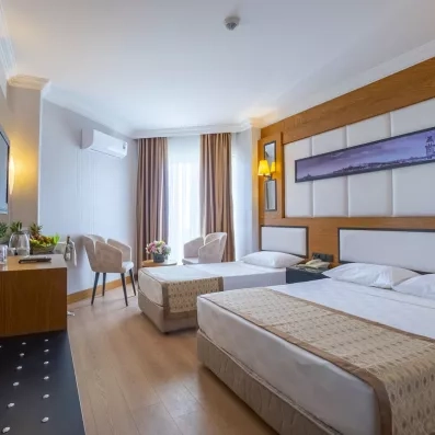 chambre avec lit double et simple avec télé et table 