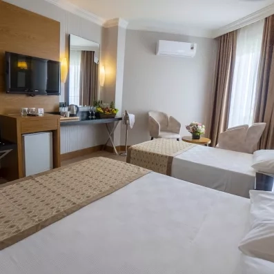 cambre avec deux lit double et une télévision sur le mur