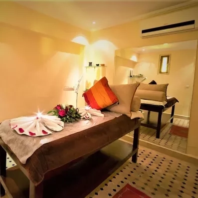 salle de bien être et de massage avec une ambiance calme et des bougies 