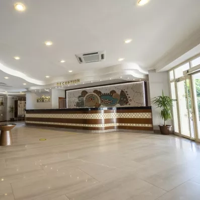 entrée de l'hôtel avec comptoir de réception