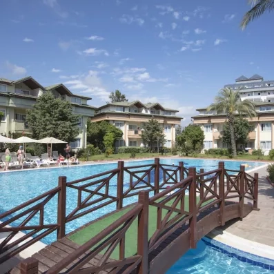 petit pont au dessus de la piscine extérieur de l'hôtel