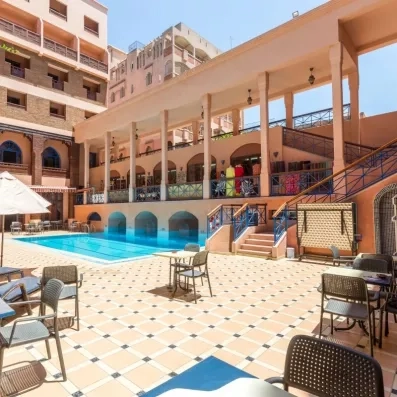piscine extérieur de l'hôtel avec des chaises et des tables tout au tour