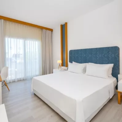 chambre avec un lit double et balcon