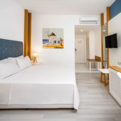 chambre avec un lit double et télévision murale