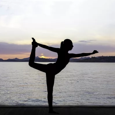 personne fessant du yoga en plein air vue sur la mer