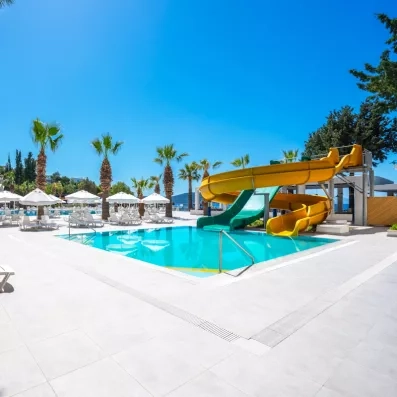 piscine extérieur avec des toboggans