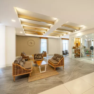 hall d'entrée avec table basse et canapés