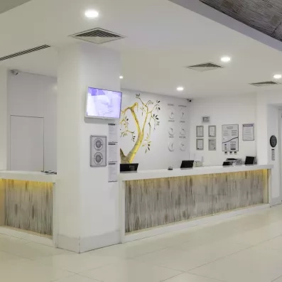 hall d'entrée avec comptoir de réception