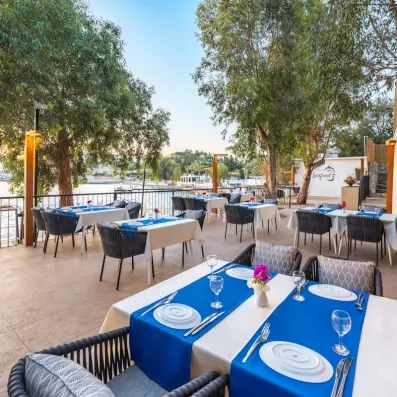 restaurant avec tables dressées extérieur