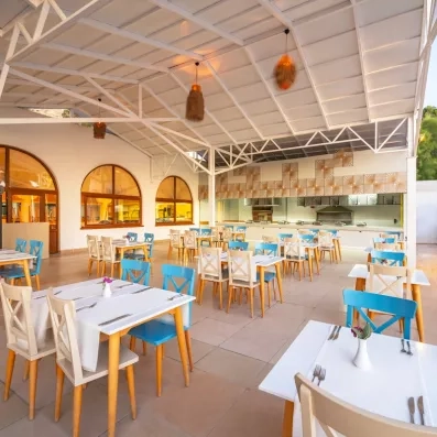 salle de restaurant extérieur pour le buffet 
