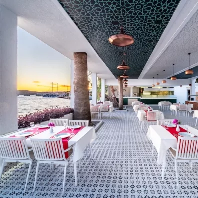 salle de restaurant sur la terrasse vue sur un coucher de soleil sur la mer