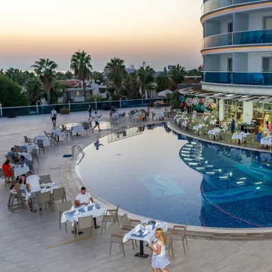 table à coté de la piscine 