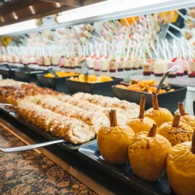 Un buffet de desserts présente des pâtisseries individuelles et des gâteaux.