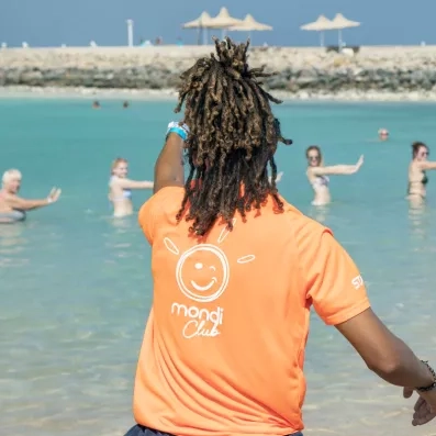 Séance d'aquagym animée par un coach Mondi Club dans la mer Rouge à Hurghada.