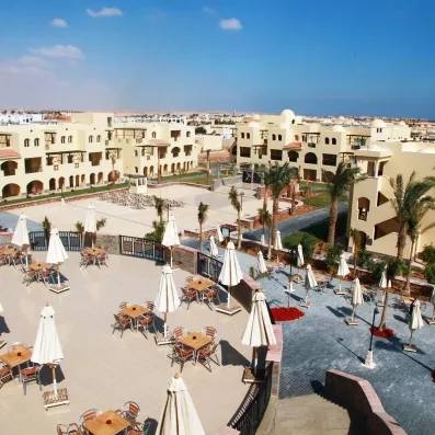 Terrasse ensoleillée avec parasols et architecture typique du complexe hôtelier Mondi Club à Hurghada.