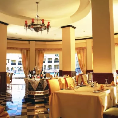 Restaurant élégant du Mondi Club Stella Garden à Hurghada avec vue sur la piscine et les jardins.