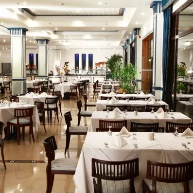 Grande salle de restauration lumineuse et moderne pour vos séjours tout compris en Égypte à Hurghada.