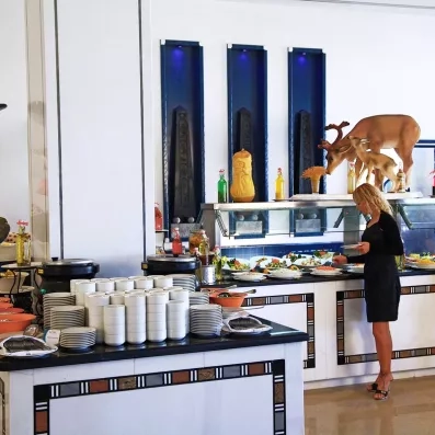 Bar à salades et entrées fraîches au buffet du Mondi Club Stella Garden à Hurghada.