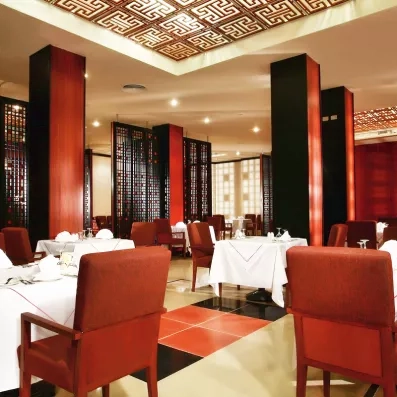 Restaurant thématique à l'ambiance chaleureuse et architecture soignée pour un dîner romantique à Hurghada.