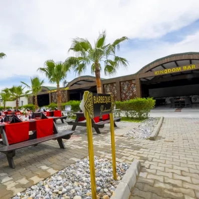 bar extérieur avec banc et coussin et palmier