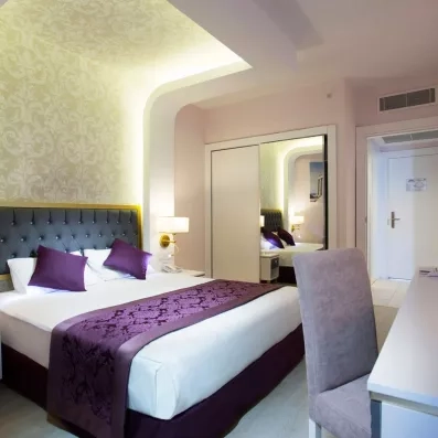 chambre avec un grand lit double