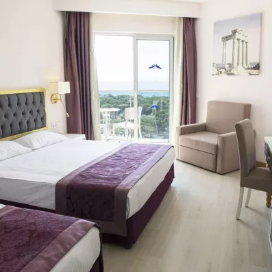 chambre avec deux lits doubles