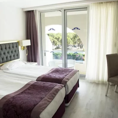 chambre  avec deux lits simples