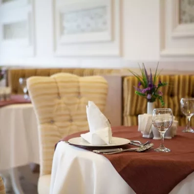 table dressé dans la salle de restaurant