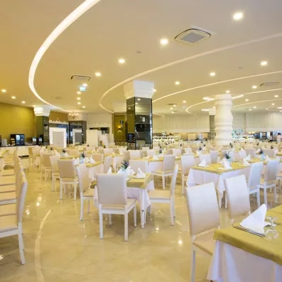 grande et belle salle de restaurant