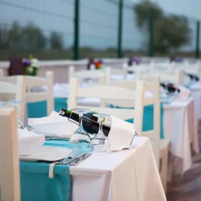 tables dehors du restaurant extérieur
