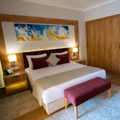 Suite élégante avec lit double, banc capitonné et grand placard pour un séjour confort à Hurghada.