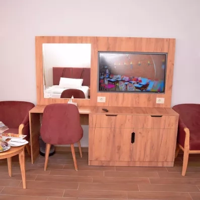 Bureau, télévision écran plat et fauteuils confortables pour un voyage d'affaires ou détente en Égypte.