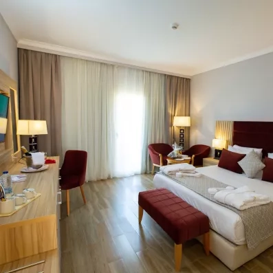 Vue d'ensemble d'une chambre premium avec peignoirs, plateau de courtoisie et ambiance chaleureuse à Hurghada.