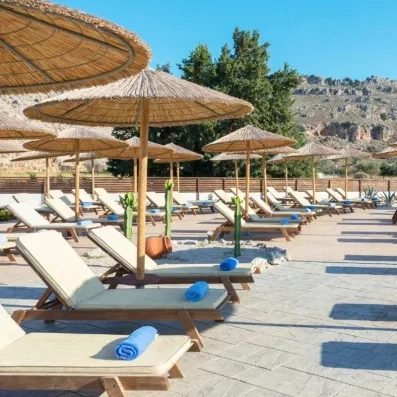 transats et parasols avec des serviettes et vue sur la montagne