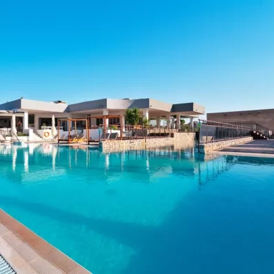 Vue générale du restaurant avec vue de l'hôtel côté piscine et jardin 