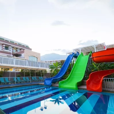 piscine avec des toboggans