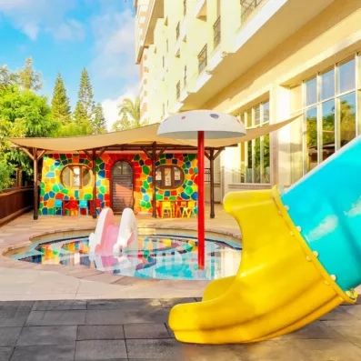 piscine pour enfants avec des toboggans