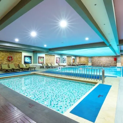 vue de deux piscines intérieures