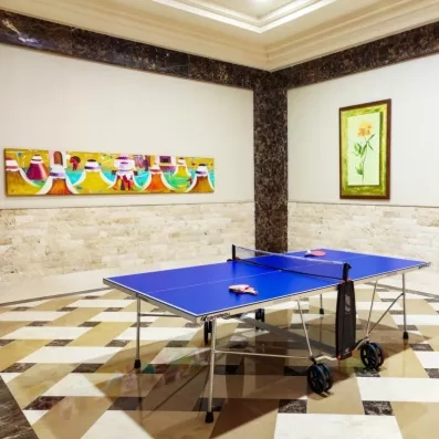 espace de jeu avec une table de tennis de table 