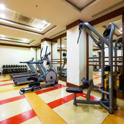 salle de fitness avec machines de musculations