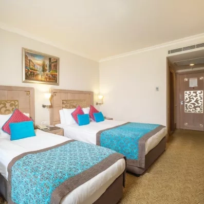 chambre avec deux lits simples