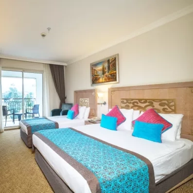 chambre avec un lit double et un lit simple