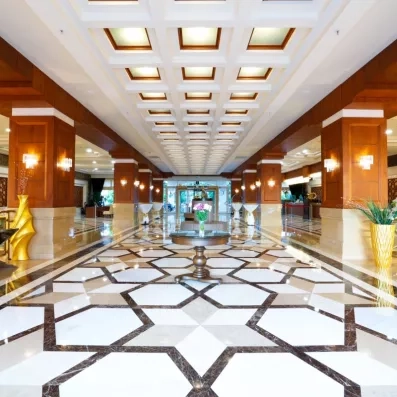 grand hall d'entrée de l'hôtel
