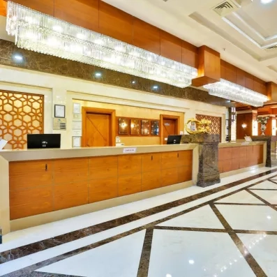 hall d'entrée avec comptoir de réception