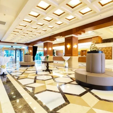 hall entrée de l'hôtel avec canapés