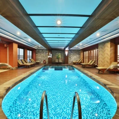piscine intérieure avec des transats